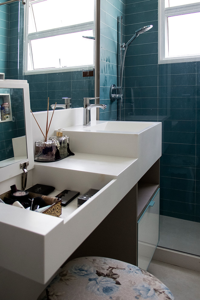 他の地域にあるお手頃価格の中くらいなコンテンポラリースタイルのおしゃれな浴室 (白いキャビネット、白いタイル、磁器タイル、人工大理石カウンター) の写真
