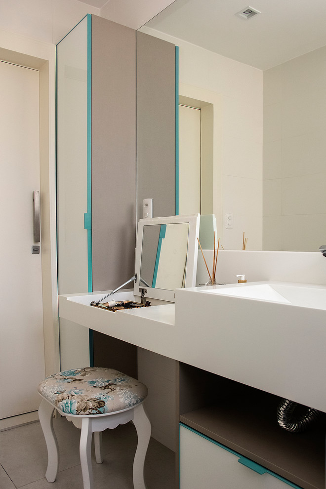 Immagine di una stanza da bagno contemporanea di medie dimensioni con ante bianche, piastrelle bianche, piastrelle in gres porcellanato e top in superficie solida