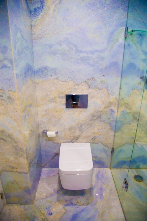 На фото: детская ванная комната в стиле модернизм с мраморной столешницей, синей плиткой, плиткой из листового камня и мраморным полом с