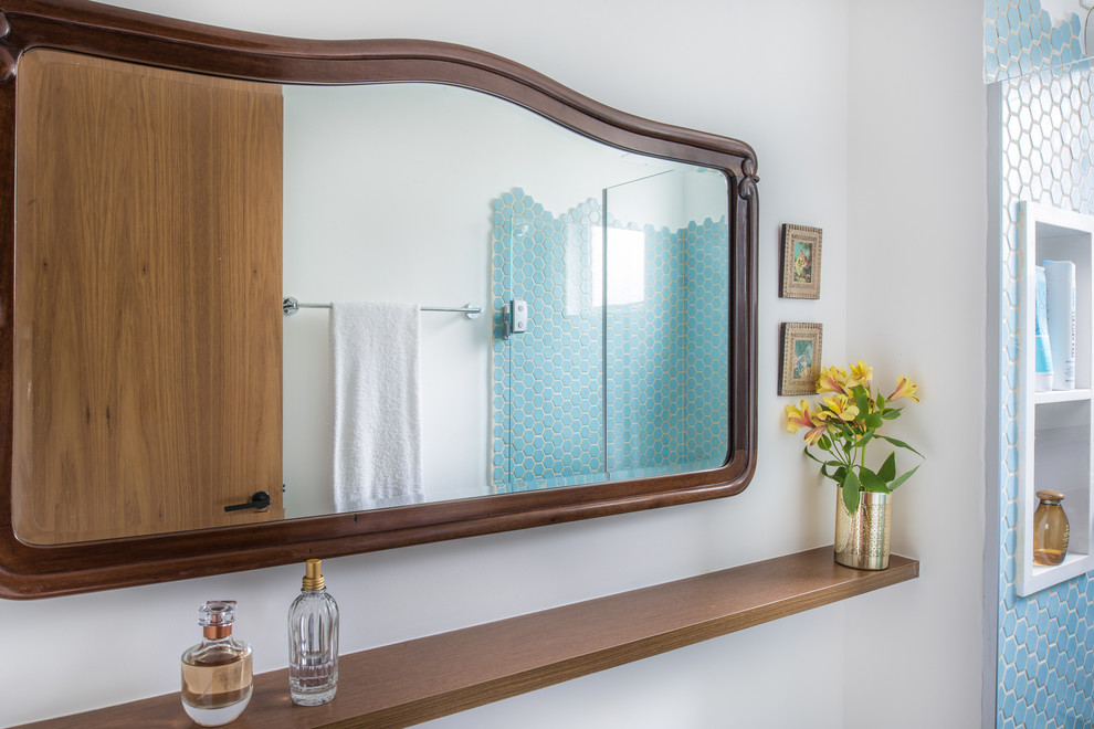 他の地域にあるお手頃価格の小さなエクレクティックスタイルのおしゃれな浴室 (青いタイル、セラミックタイル、白い壁、磁器タイルの床) の写真
