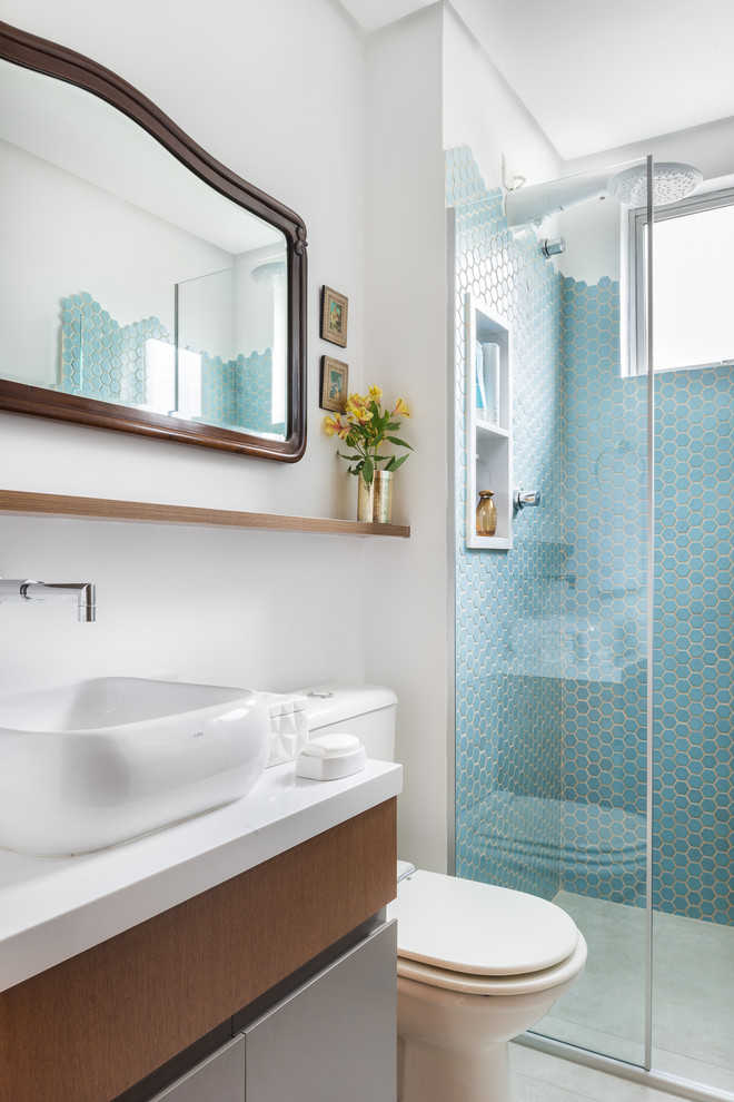 Пример оригинального дизайна: маленькая ванная комната в стиле фьюжн с синей плиткой, керамической плиткой, белыми стенами и полом из керамогранита для на участке и в саду