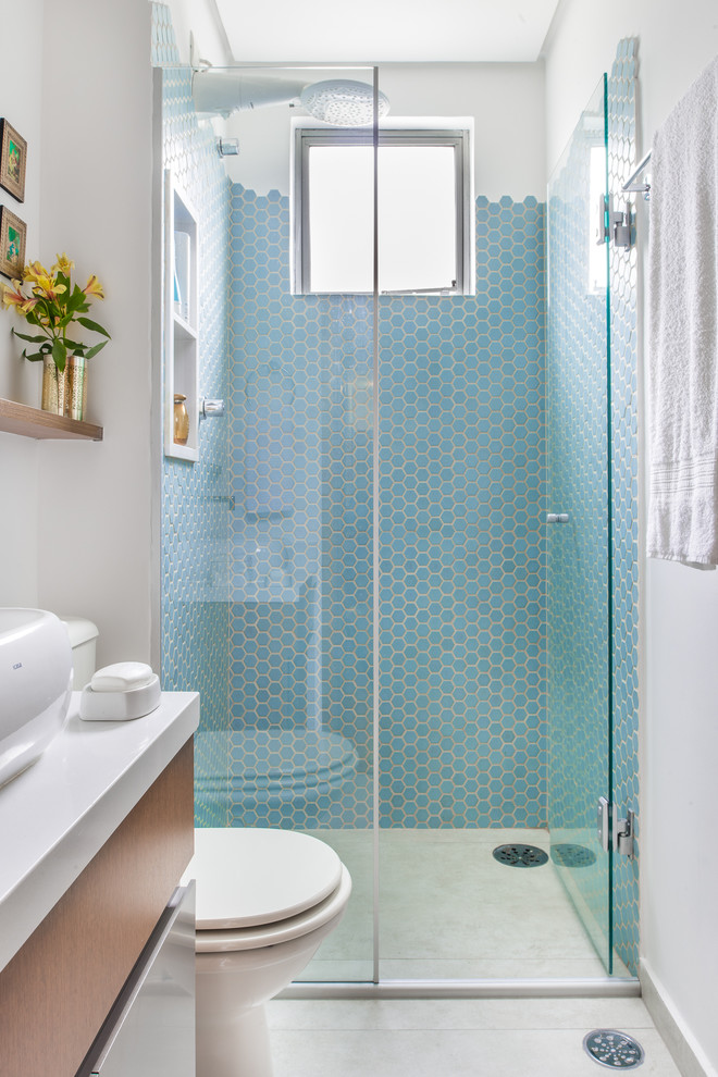 Idee per una piccola stanza da bagno eclettica con piastrelle blu, piastrelle in ceramica, pareti bianche e pavimento in gres porcellanato