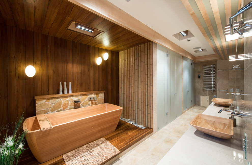 Bild på ett funkis badrum, med ett fristående handfat, mellanmörkt trägolv och ett japanskt badkar