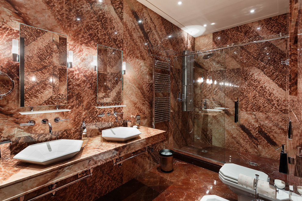 Foto di una stanza da bagno con doccia minimal con doccia alcova, WC a due pezzi, piastrelle marroni, pareti marroni e lavabo a bacinella