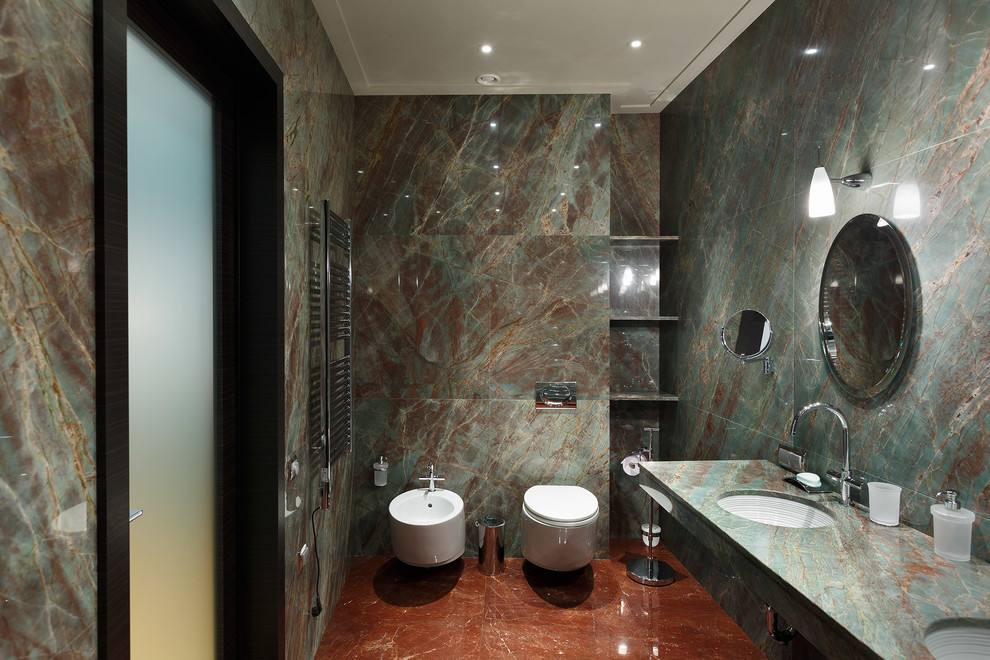 Пример оригинального дизайна: ванная комната в современном стиле с биде, зеленой плиткой, зелеными стенами и врезной раковиной