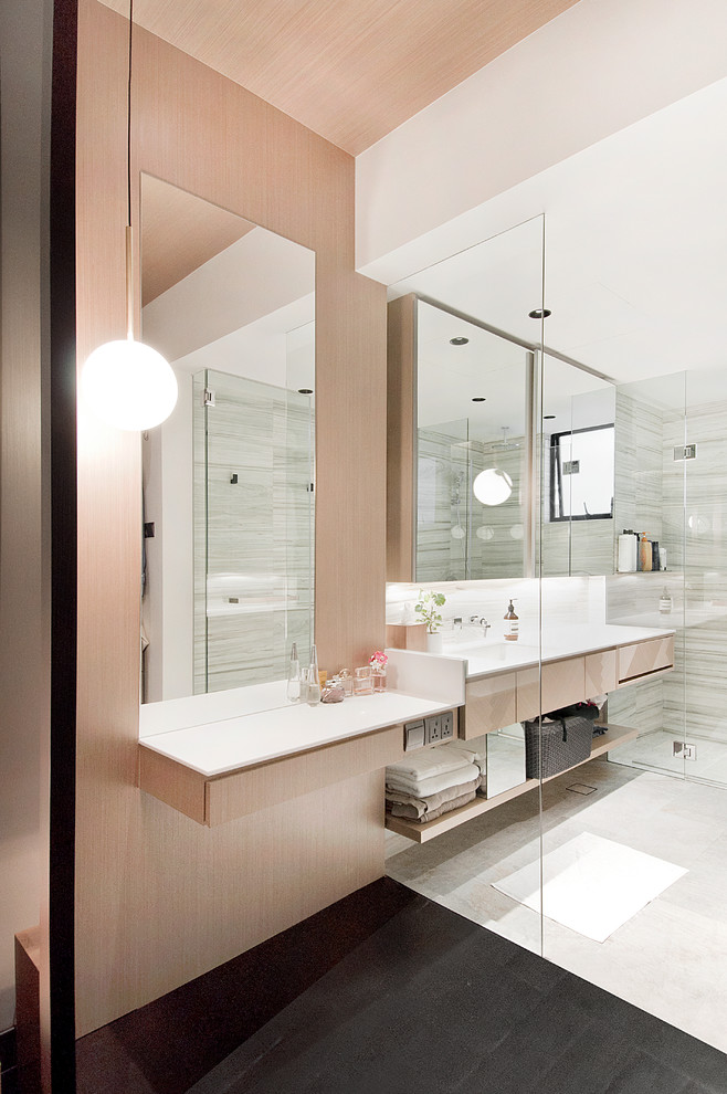 Modernes Duschbad mit offenen Schränken, beigen Schränken, Duschnische, beiger Wandfarbe, dunklem Holzboden, schwarzem Boden und Falttür-Duschabtrennung in Singapur