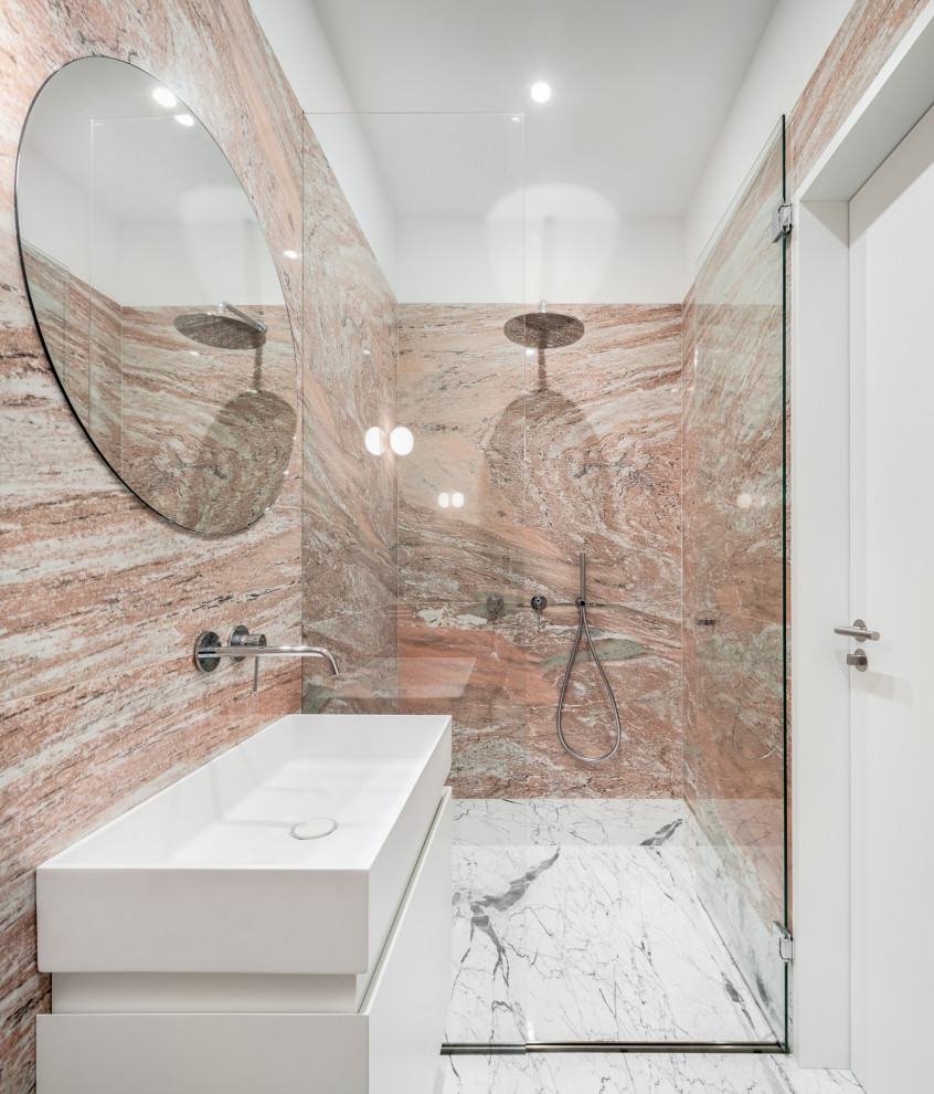 Пример оригинального дизайна: детская ванная комната среднего размера в современном стиле с плоскими фасадами, белыми фасадами, душем в нише, розовой плиткой, монолитной раковиной, серым полом, душем с распашными дверями и белой столешницей