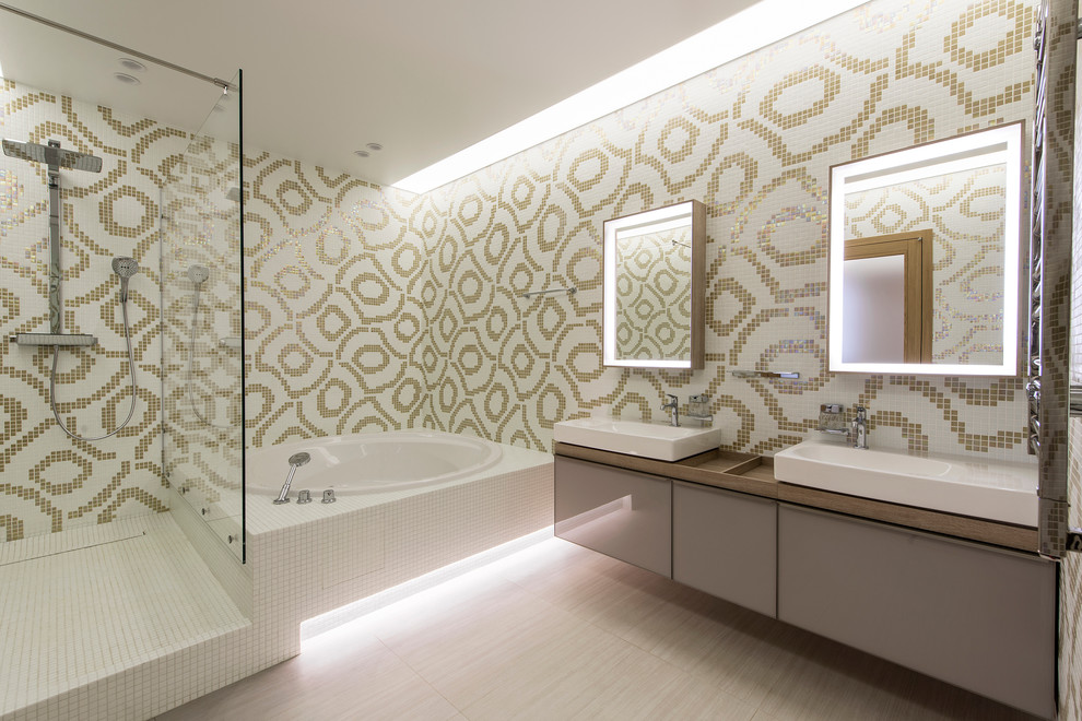 Источник вдохновения для домашнего уюта: большая главная ванная комната в современном стиле с бежевыми фасадами, угловой ванной, угловым душем, настольной раковиной, открытым душем и плоскими фасадами