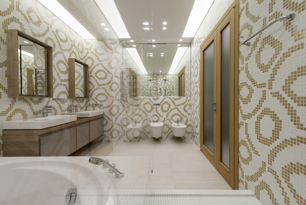 Diseño de cuarto de baño principal minimalista grande con armarios tipo vitrina y puertas de armario beige