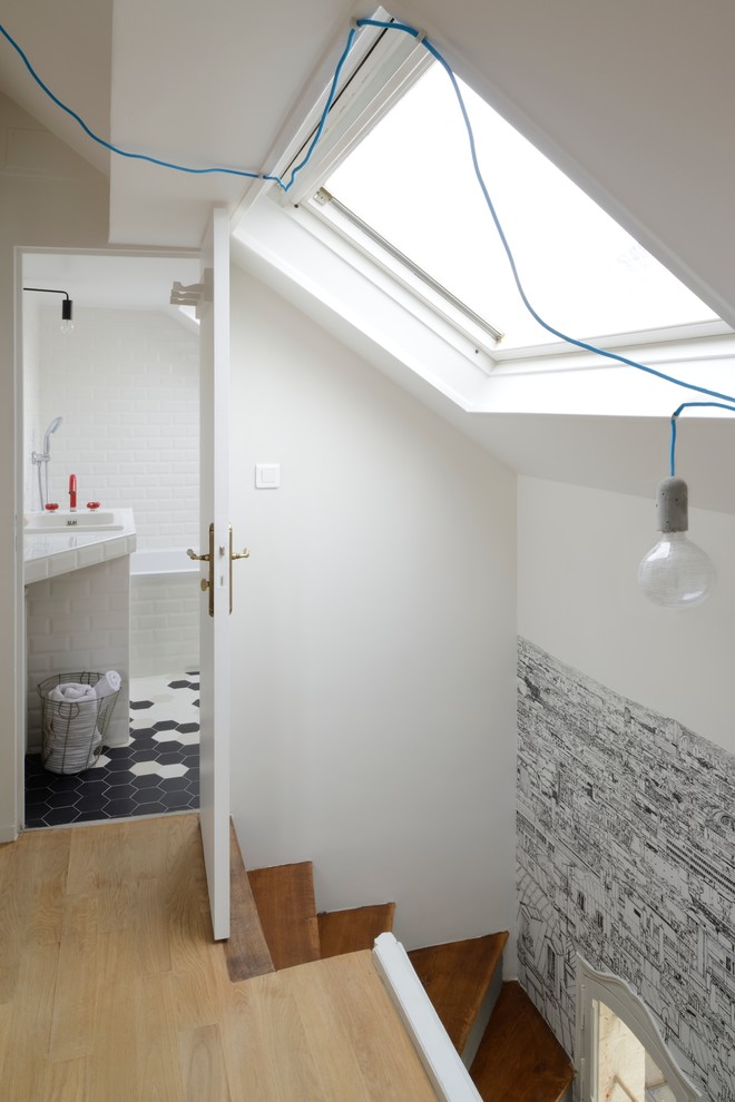 Inspiration pour une salle de bain principale design avec un plan vasque, un plan de toilette en béton, une baignoire posée, WC suspendus et sol en béton ciré.