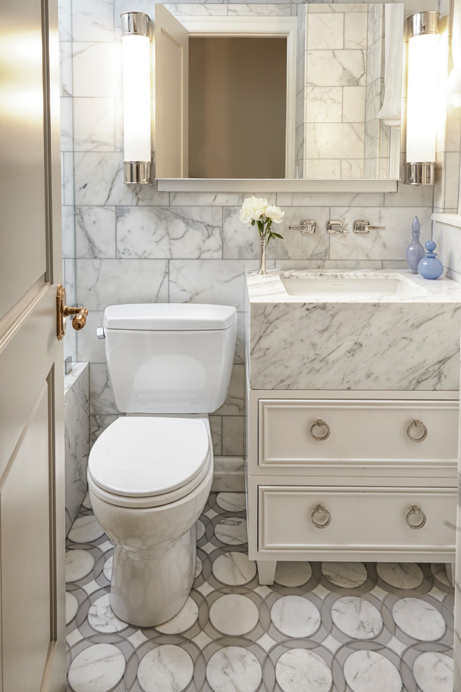 Idéer för att renovera ett litet eklektiskt en-suite badrum, med möbel-liknande, vita skåp, ett undermonterat badkar, en dusch/badkar-kombination, en toalettstol med separat cisternkåpa, vit kakel, marmorkakel, vita väggar, mosaikgolv, ett undermonterad handfat, marmorbänkskiva, vitt golv och dusch med gångjärnsdörr