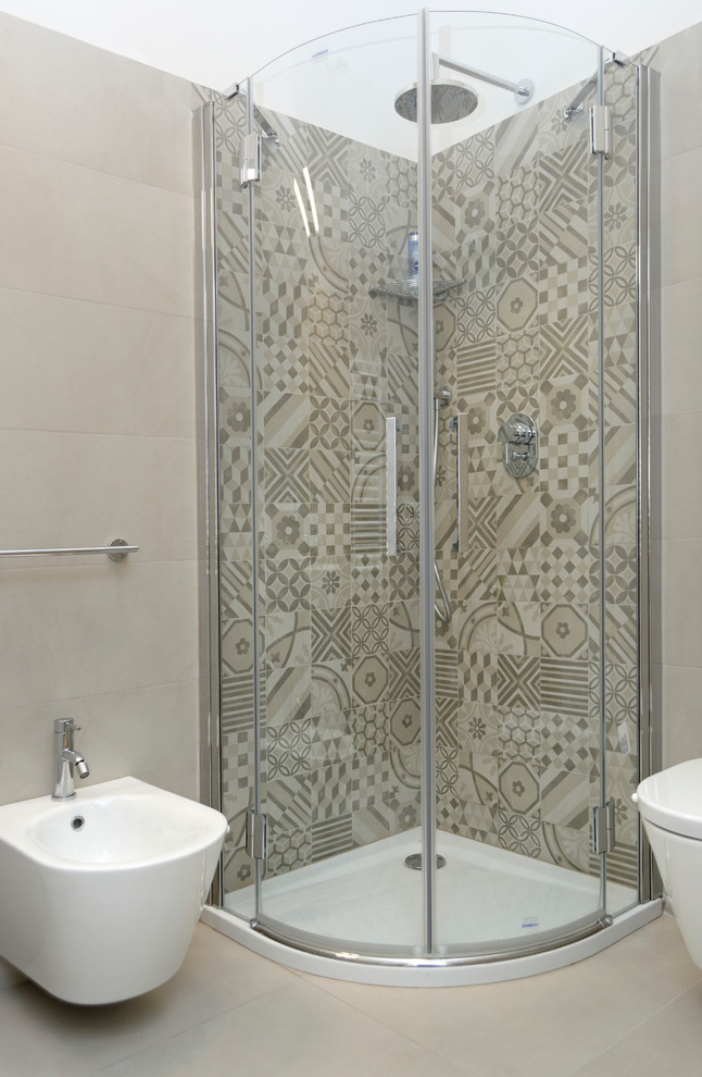 Foto di una piccola stanza da bagno padronale minimal con doccia ad angolo, WC sospeso, piastrelle beige, piastrelle in ceramica, pareti bianche e pavimento con piastrelle in ceramica
