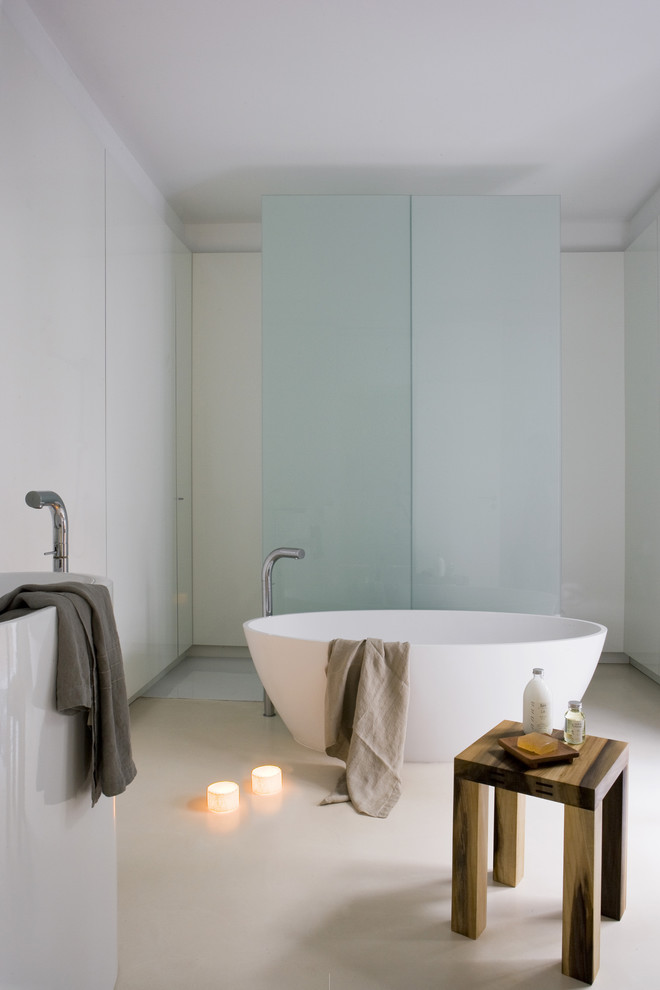Foto de cuarto de baño principal contemporáneo de tamaño medio con bañera exenta, ducha abierta, paredes blancas y ducha abierta