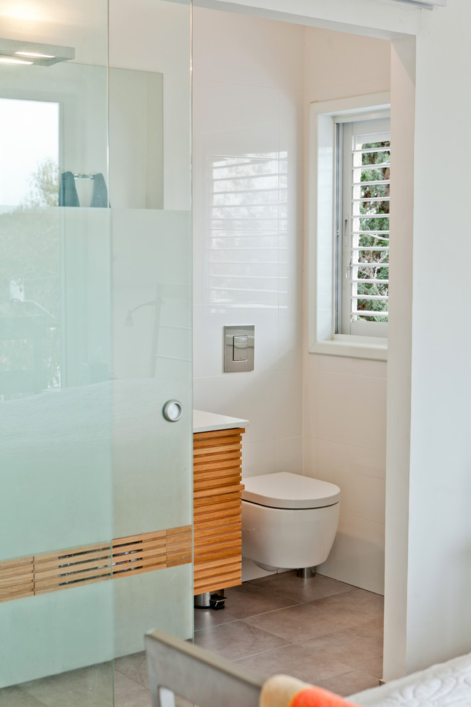 Inspiration for a contemporary bathroom remodel in Tel Aviv with a wall-mount toilet