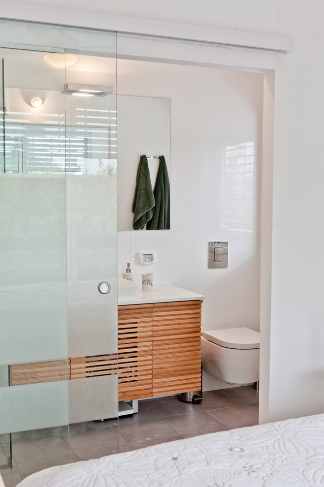 Bathroom - modern bathroom idea in Tel Aviv