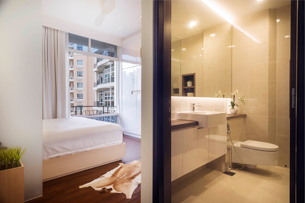 На фото: главная ванная комната среднего размера в стиле модернизм с белыми фасадами, душем без бортиков, унитазом-моноблоком, бежевой плиткой, керамической плиткой, бежевыми стенами и полом из керамической плитки с