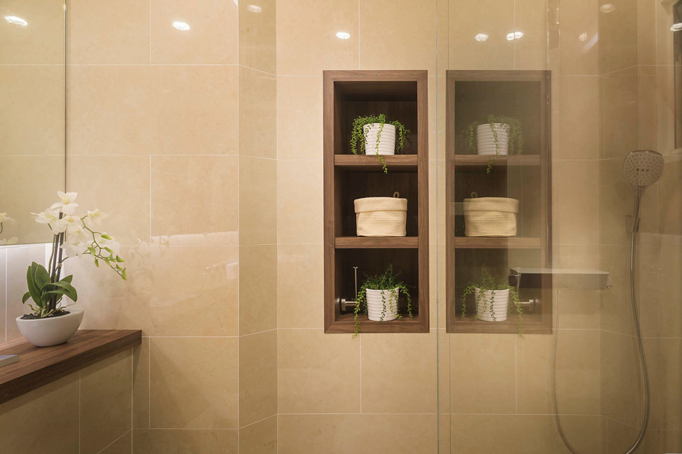 Immagine di una stanza da bagno padronale moderna di medie dimensioni con lavabo sottopiano, ante marroni, doccia a filo pavimento, WC monopezzo, piastrelle beige, piastrelle in ceramica, pareti beige e pavimento con piastrelle in ceramica