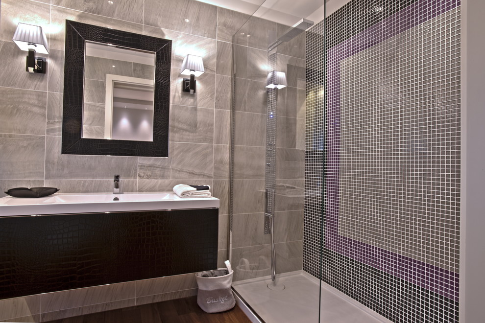 Inspiration for a contemporary bathroom remodel in Bologna