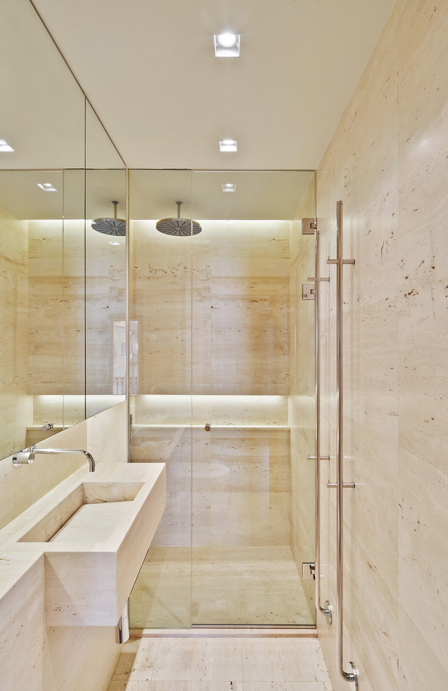 Foto di una stanza da bagno padronale moderna con doccia alcova, piastrelle in travertino, pavimento in travertino, lavabo integrato e porta doccia a battente