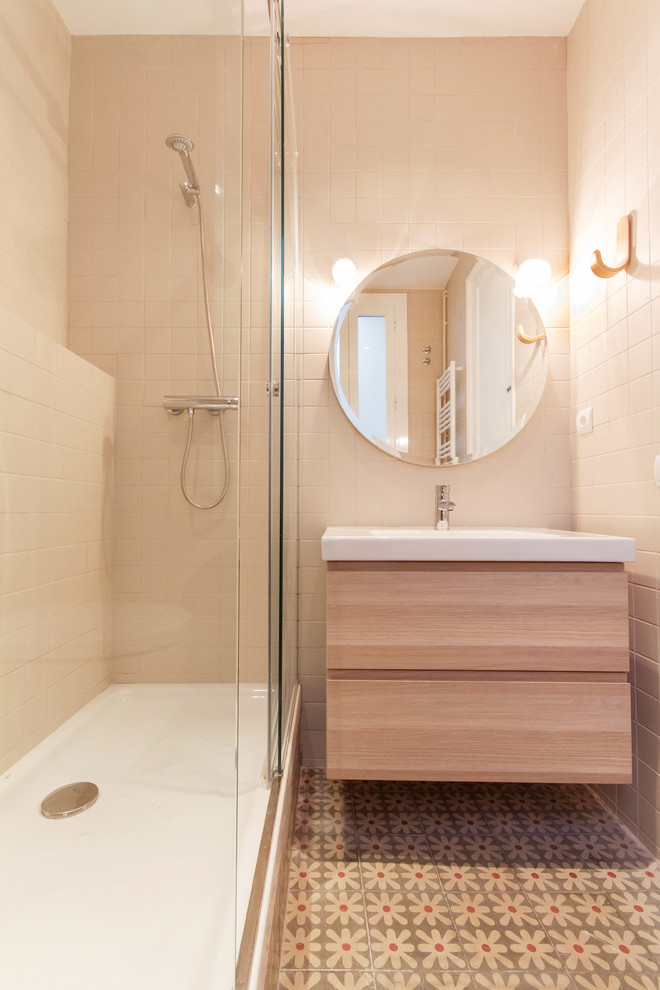 Imagen de cuarto de baño escandinavo de tamaño medio con armarios tipo mueble, puertas de armario de madera clara, ducha empotrada, paredes beige, suelo de baldosas de cerámica, aseo y ducha y lavabo integrado