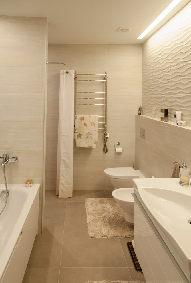 Idéer för att renovera ett funkis badrum, med ett integrerad handfat, släta luckor, beige skåp, en öppen dusch och beige kakel