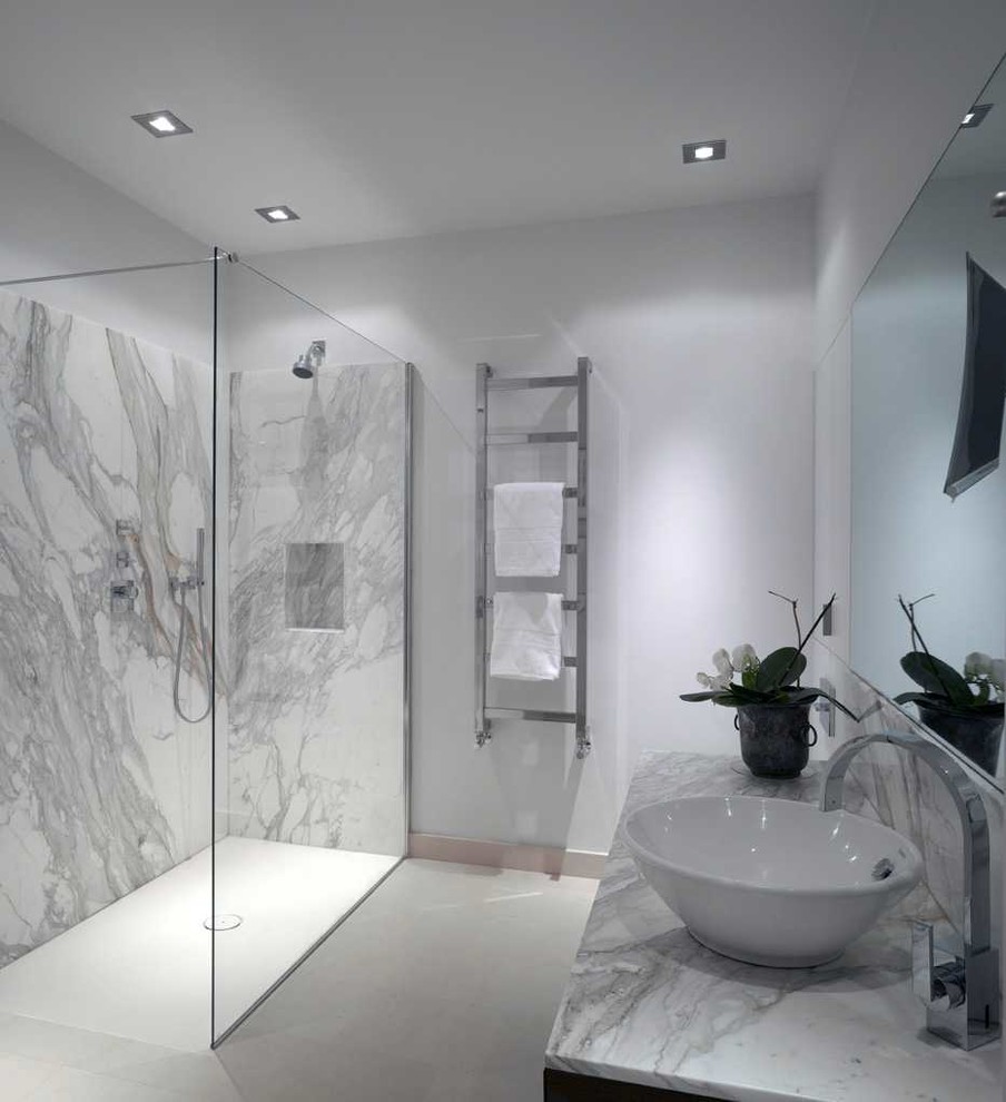 Diseño de cuarto de baño principal contemporáneo de tamaño medio con puertas de armario blancas, encimera de mármol, ducha a ras de suelo, paredes blancas y suelo de baldosas de porcelana