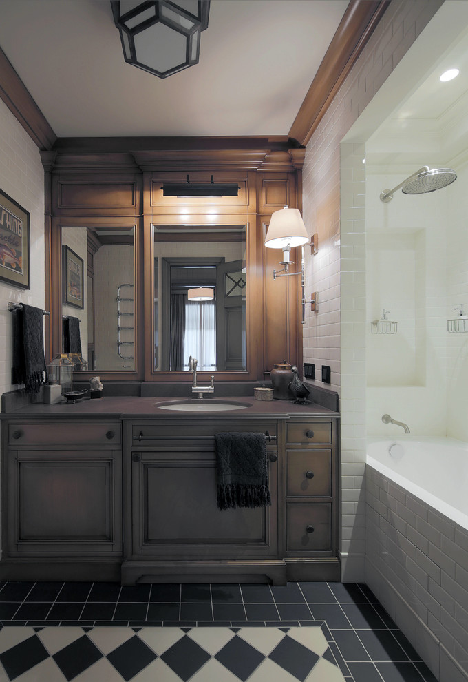 Klassisches Badezimmer mit hellbraunen Holzschränken, Badewanne in Nische, Duschbadewanne, weißen Fliesen und Unterbauwaschbecken in Moskau