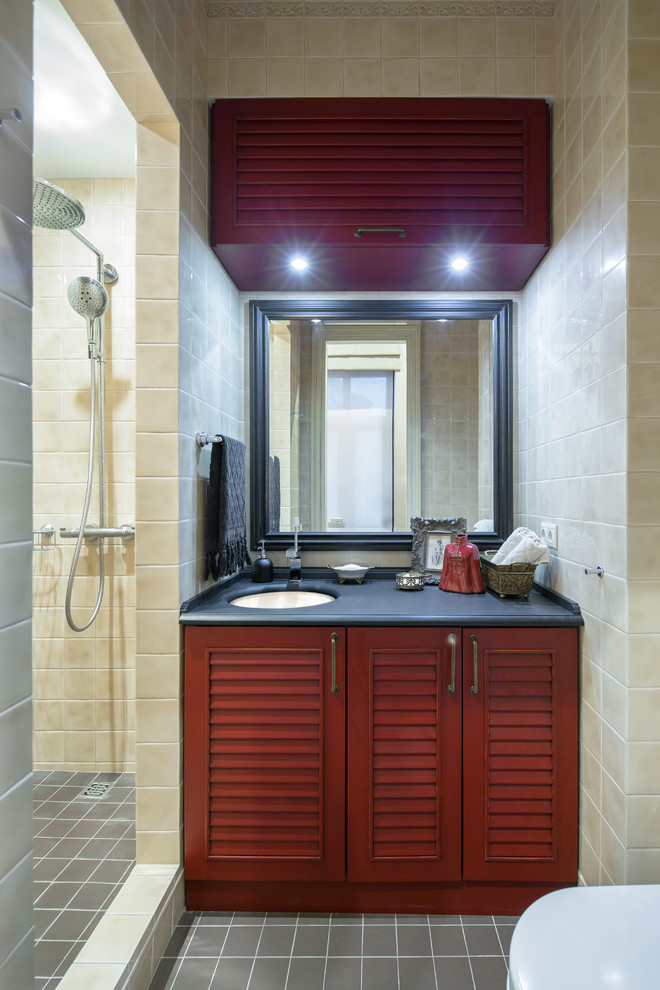 Exemple d'une salle de bain chic avec un placard à porte persienne, des portes de placard rouges, un carrelage beige, un lavabo encastré, un sol gris et aucune cabine.
