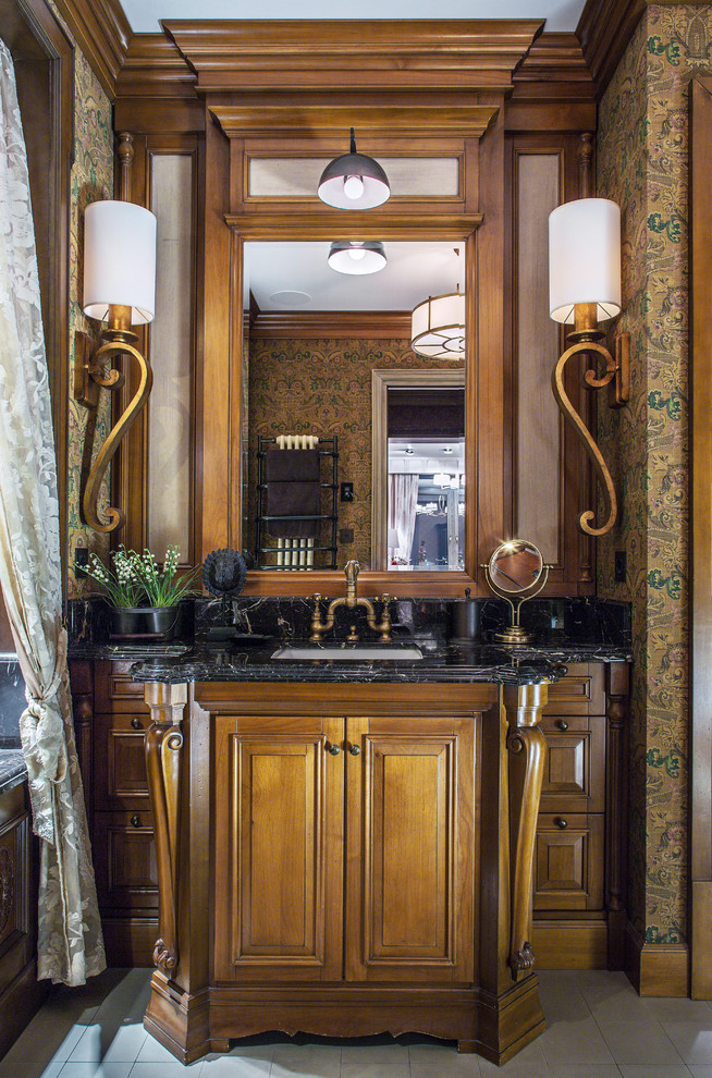 Идея дизайна: ванная комната в классическом стиле с темными деревянными фасадами, врезной раковиной и коричневой столешницей