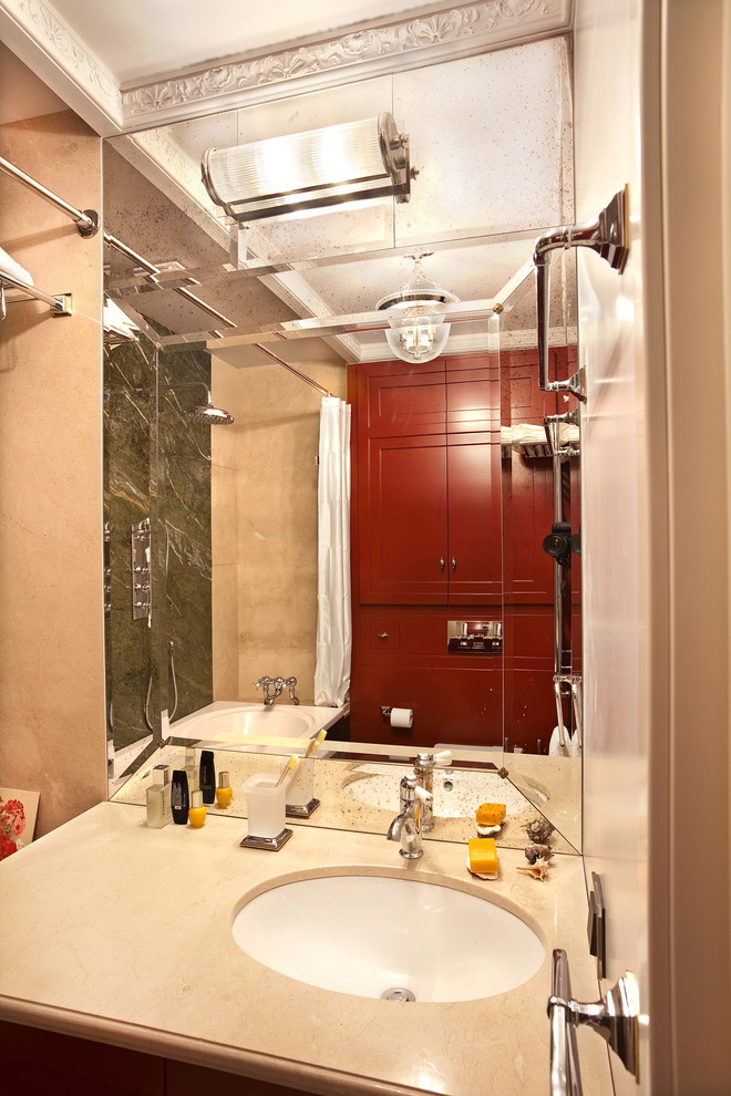 Idéer för ett litet klassiskt beige en-suite badrum, med luckor med upphöjd panel, gröna skåp, ett badkar i en alkov, en dusch/badkar-kombination, en vägghängd toalettstol, beige kakel, marmorkakel, beige väggar, marmorgolv, ett undermonterad handfat, marmorbänkskiva, beiget golv och dusch med duschdraperi