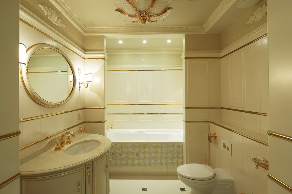 Стильный дизайн: большая главная ванная комната в классическом стиле с раковиной с пьедесталом, белыми фасадами, столешницей из плитки, ванной в нише, душем в нише, раздельным унитазом, белой плиткой, керамической плиткой, белыми стенами и полом из керамической плитки - последний тренд