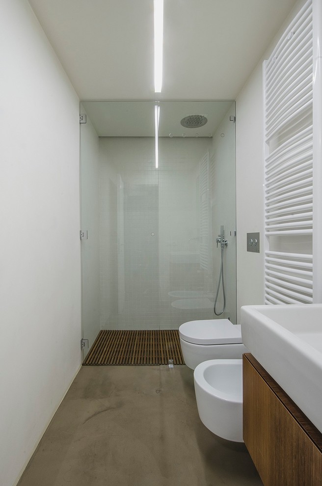 Idee per una stanza da bagno padronale design di medie dimensioni con lavabo sospeso, ante lisce, ante in legno scuro, doccia alcova, WC a due pezzi, pareti bianche e pavimento in cemento