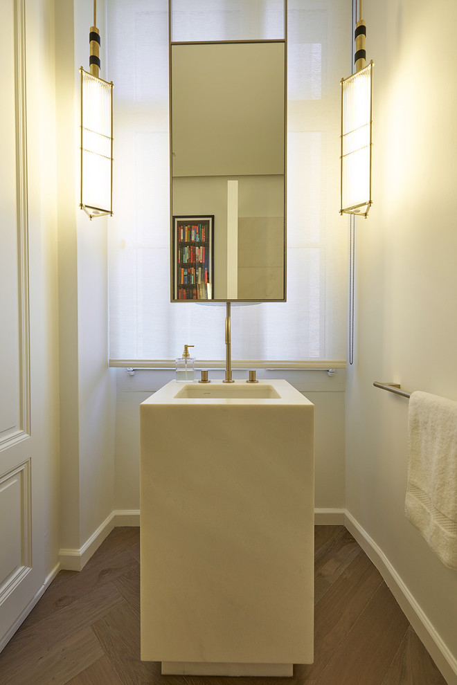 Стильный дизайн: маленькая ванная комната в современном стиле с белыми стенами, паркетным полом среднего тона, душевой кабиной, мраморной столешницей, белой столешницей, врезной раковиной и коричневым полом для на участке и в саду - последний тренд