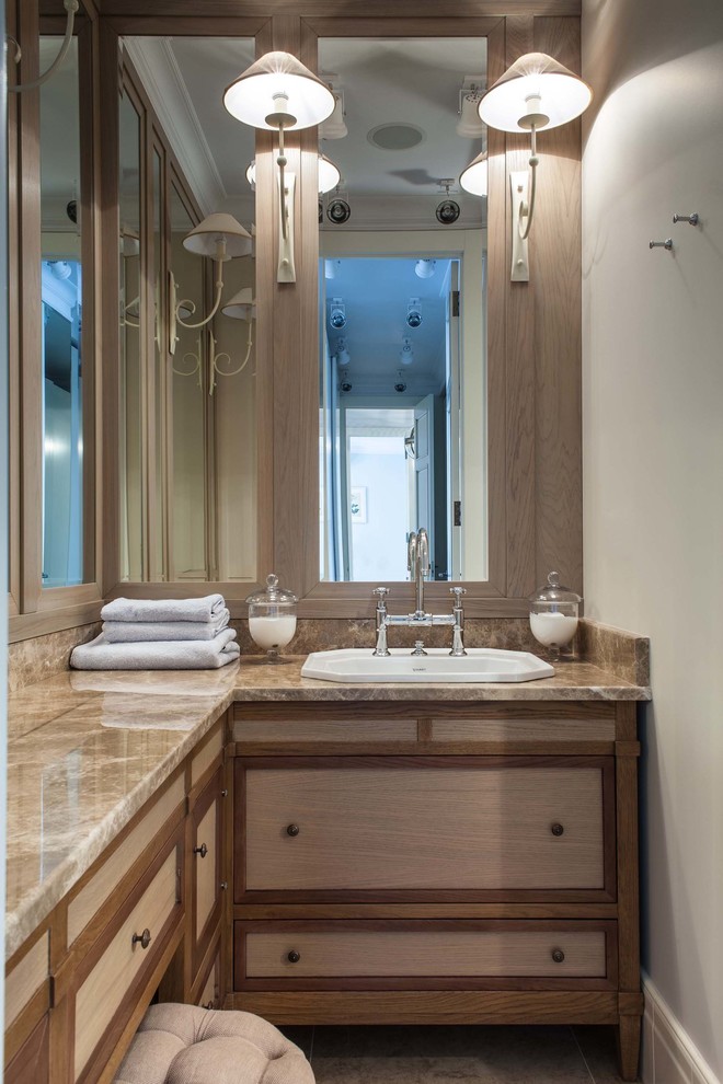 Inspiration för ett vintage badrum, med luckor med infälld panel, skåp i ljust trä, grå väggar, ett nedsänkt handfat och marmorbänkskiva