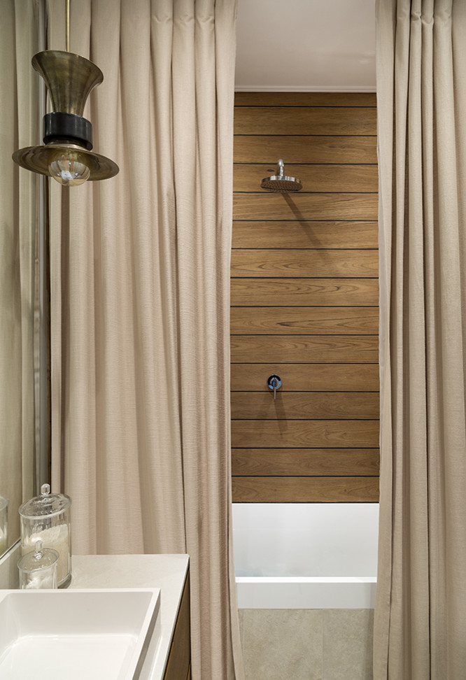 Источник вдохновения для домашнего уюта: главная ванная комната в современном стиле с ванной в нише, коричневыми стенами, настольной раковиной, шторкой для ванной и белой столешницей