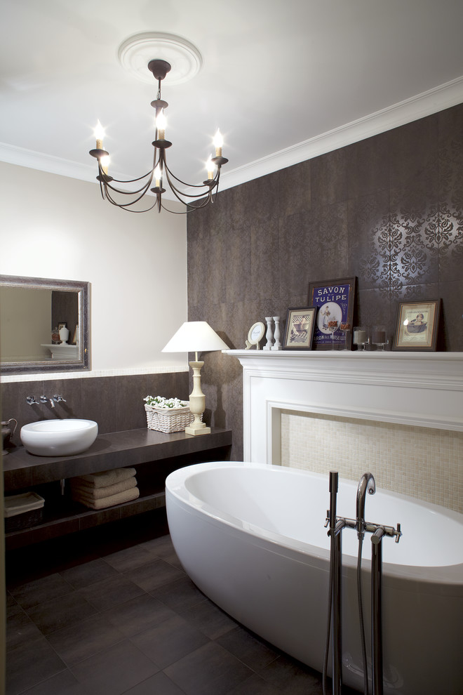 Inspiration för klassiska badrum, med ett fristående badkar och ett fristående handfat