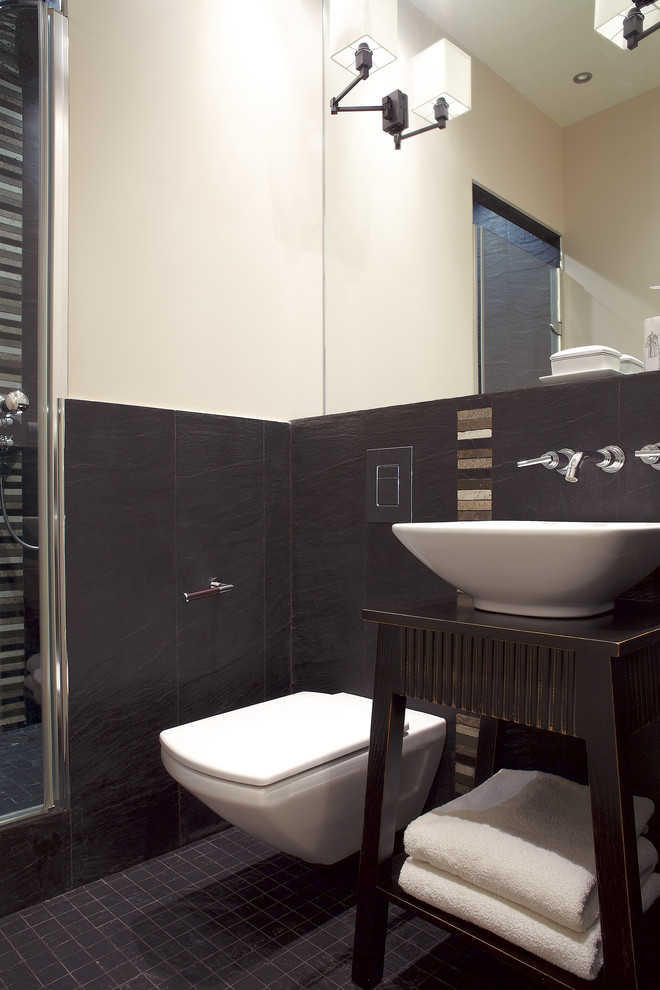 モスクワにあるトランジショナルスタイルのおしゃれなバスルーム (浴槽なし) (オープンシェルフ、黒いキャビネット、アルコーブ型シャワー、壁掛け式トイレ、黒いタイル、ベージュの壁、ベッセル式洗面器) の写真