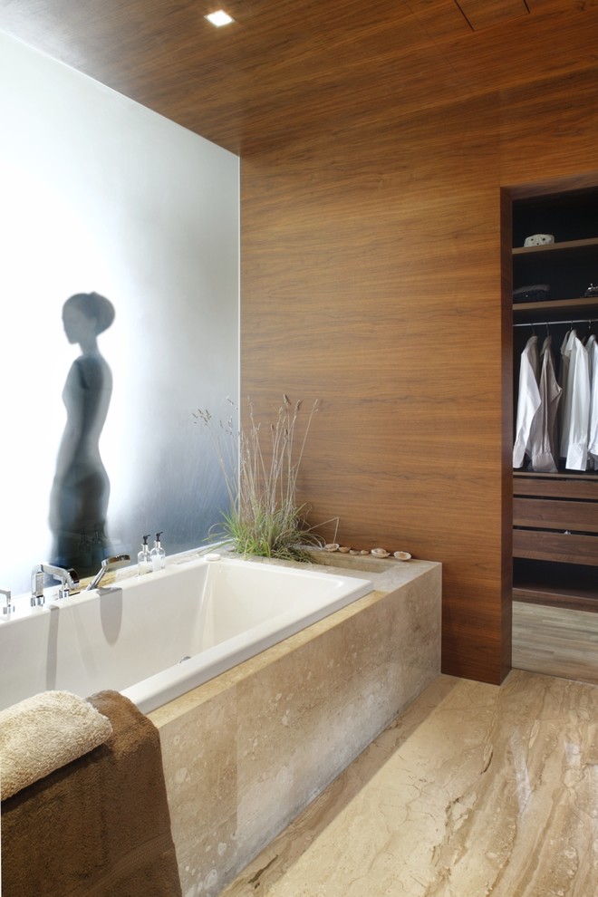 Idee per una stanza da bagno contemporanea con vasca da incasso e piastrelle beige