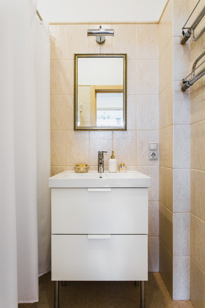 На фото: главная ванная комната в скандинавском стиле с плоскими фасадами, белыми фасадами, бежевой плиткой, накладной раковиной и зеркалом с подсветкой с
