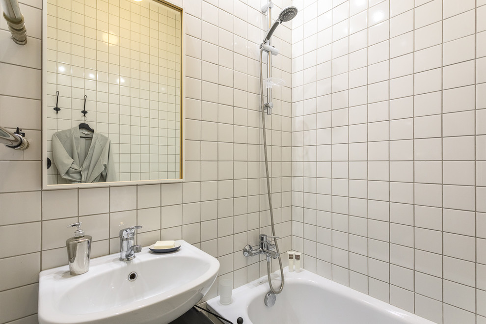 Cette photo montre une salle de bain scandinave avec une baignoire en alcôve, un combiné douche/baignoire et un carrelage blanc.