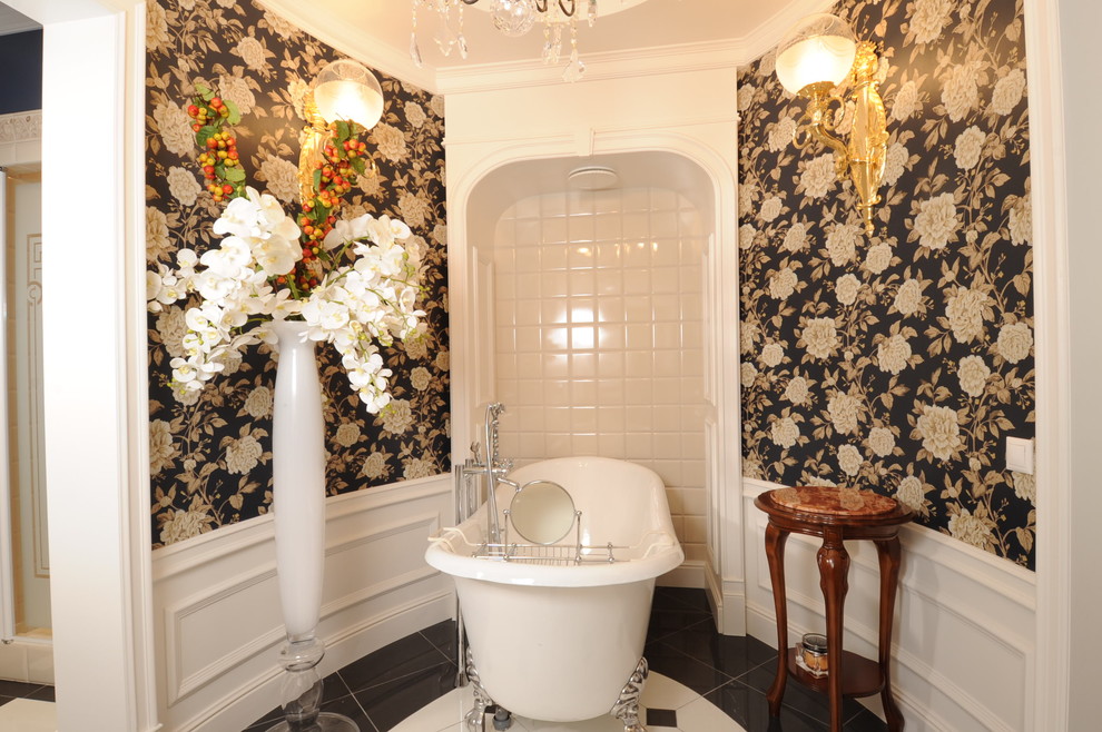 Cette image montre une salle de bain traditionnelle de taille moyenne avec une baignoire sur pieds, un carrelage beige, des carreaux de céramique, un mur noir, un sol en carrelage de porcelaine, un sol noir, une cabine de douche à porte battante, un plafond décaissé et du papier peint.