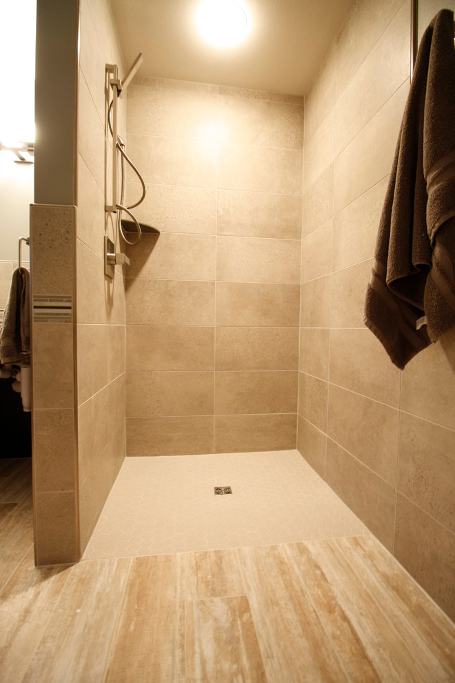 Bild på ett litet vintage en-suite badrum, med ett nedsänkt handfat, en kantlös dusch, en toalettstol med separat cisternkåpa, beige kakel, porslinskakel, beige väggar, klinkergolv i porslin och beiget golv
