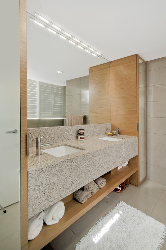 Modelo de cuarto de baño rectangular contemporáneo con lavabo bajoencimera