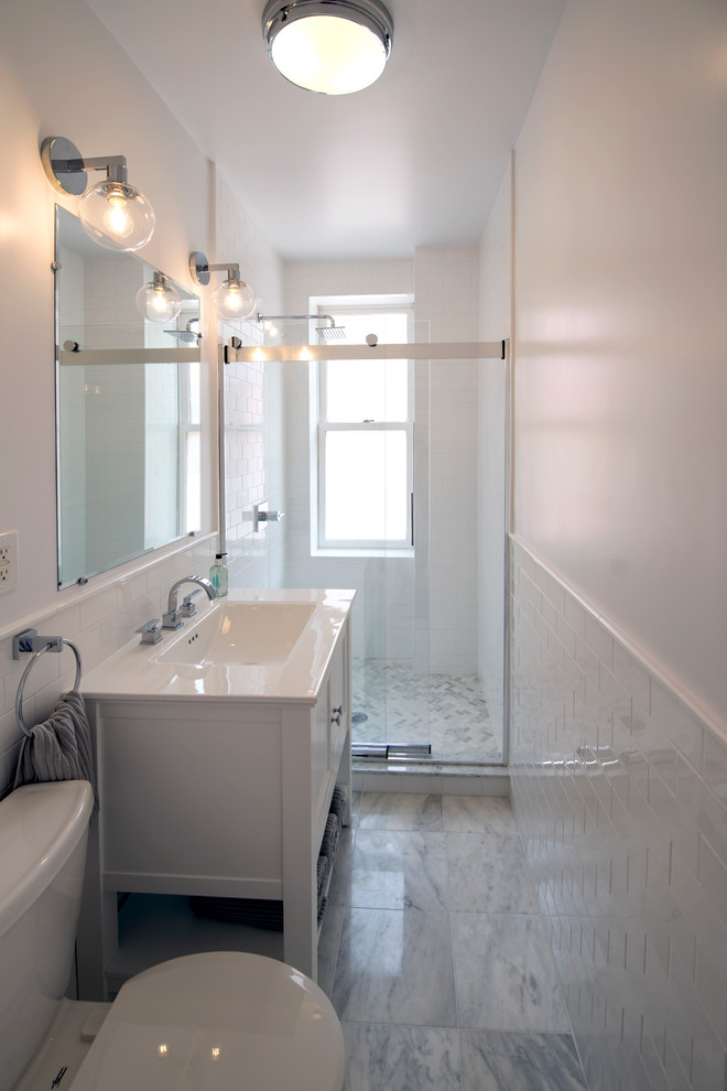 Immagine di una stanza da bagno con doccia contemporanea di medie dimensioni con ante in stile shaker, ante bianche, piastrelle bianche, piastrelle diamantate e top in marmo