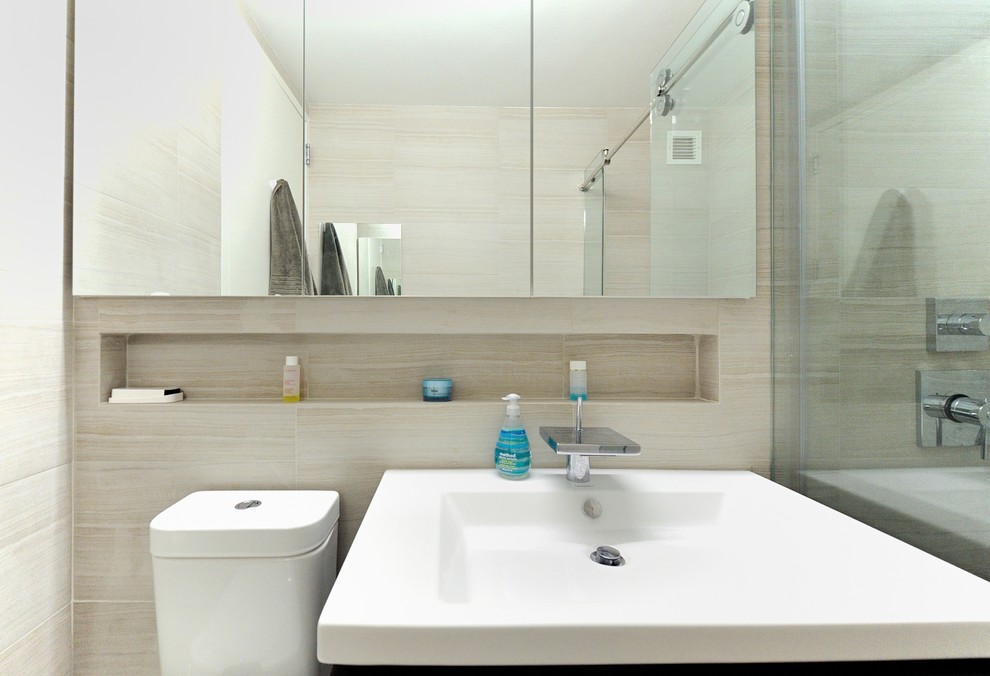 Aménagement d'une salle de bain principale moderne en bois foncé de taille moyenne avec un placard en trompe-l'oeil, une baignoire posée, WC séparés, un carrelage beige, des carreaux de céramique, un mur beige, un sol en carrelage de céramique et un lavabo posé.