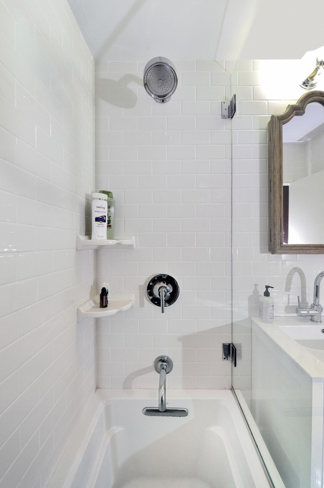 Modern inredning av ett litet en-suite badrum, med vita skåp, ett badkar i en alkov, en dusch/badkar-kombination, vit kakel, keramikplattor, vita väggar och ett integrerad handfat