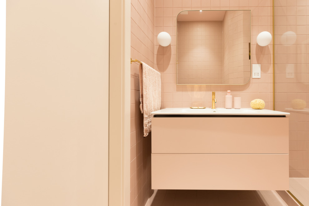 На фото: маленькая главная ванная комната в современном стиле с плоскими фасадами, открытым душем, розовой плиткой, керамической плиткой, розовыми стенами, полом из керамической плитки, накладной раковиной, столешницей из кварцита, белым полом, открытым душем, белой столешницей, тумбой под одну раковину и подвесной тумбой для на участке и в саду с