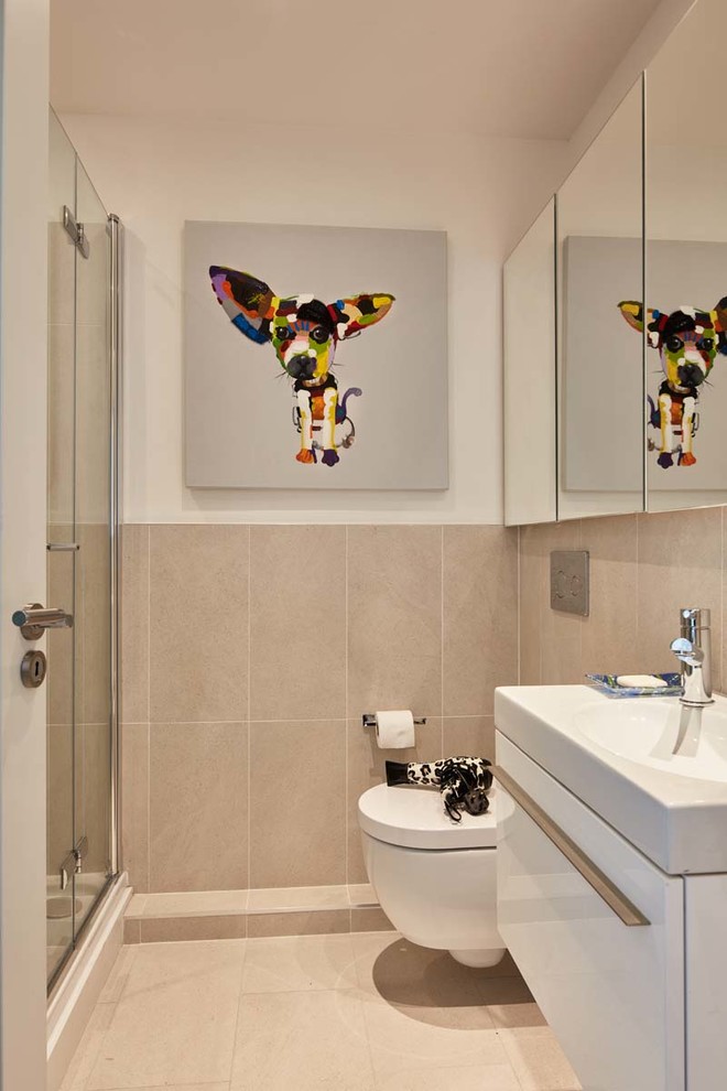 Foto på ett mellanstort funkis badrum med dusch, med vita skåp, en dusch i en alkov, en vägghängd toalettstol, vit kakel, keramikplattor, vita väggar, klinkergolv i keramik, ett integrerad handfat och släta luckor