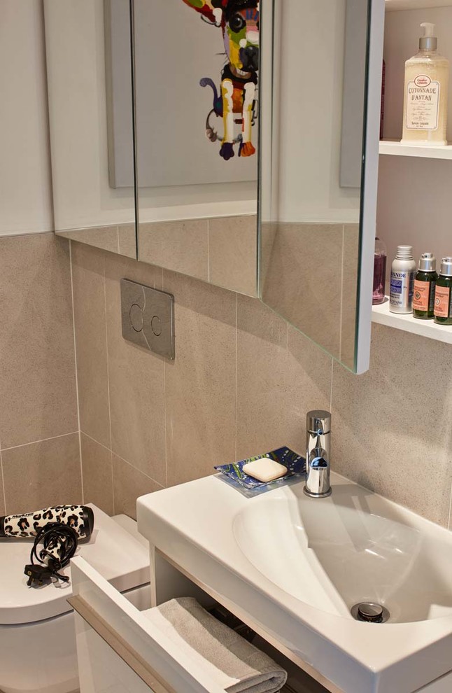 Exempel på ett modernt badrum med dusch, med luckor med glaspanel, vita skåp, en dusch i en alkov, en vägghängd toalettstol, vit kakel, keramikplattor, vita väggar, klinkergolv i keramik och ett integrerad handfat