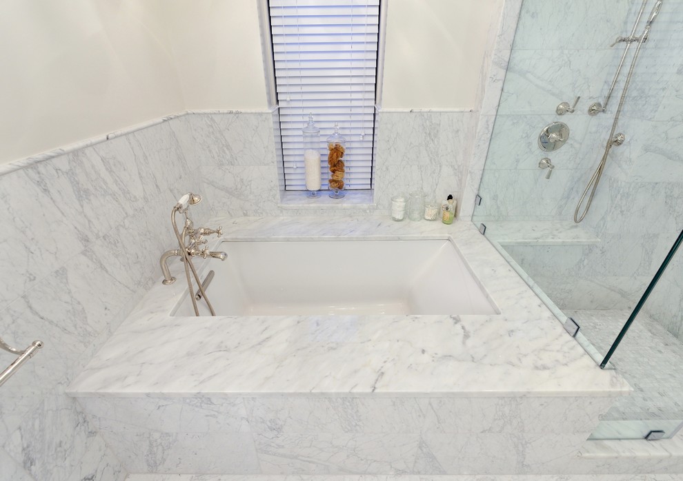 Пример оригинального дизайна: большая ванная комната в современном стиле с монолитной раковиной, фасадами с выступающей филенкой, темными деревянными фасадами, мраморной столешницей, угловой ванной, угловым душем, раздельным унитазом, серой плиткой, каменной плиткой, белыми стенами и мраморным полом